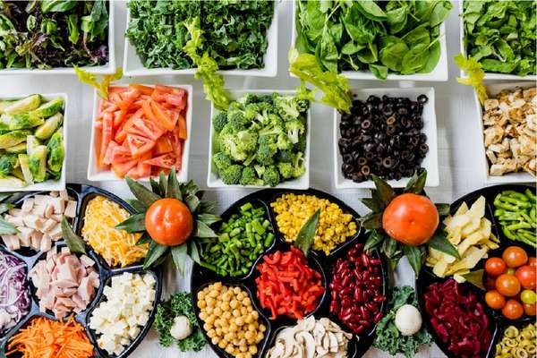 Ingredientes frescos y coloridos sobre una superficie clara de cocina